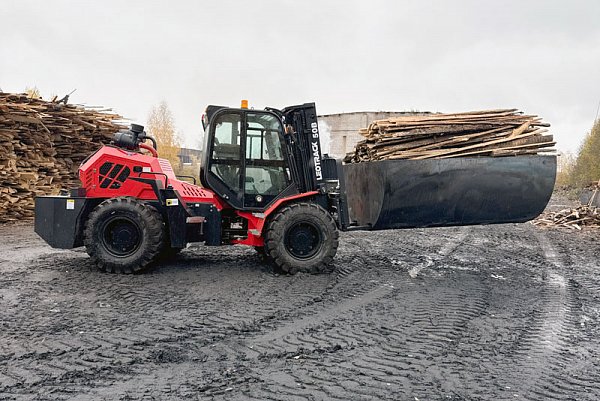 LEOTRACK 50B на лесном складе